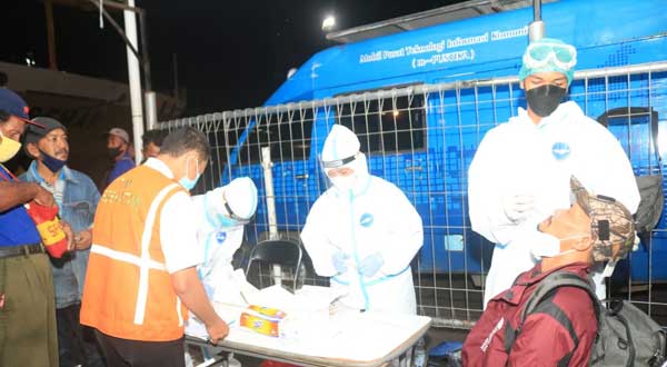 Tiba di Jayapura, KM Ciremai Bawa 15 Penumpang Positif Covid-19 15 Satgas C19 Kota JPR RDT Antigen KM Ciremai