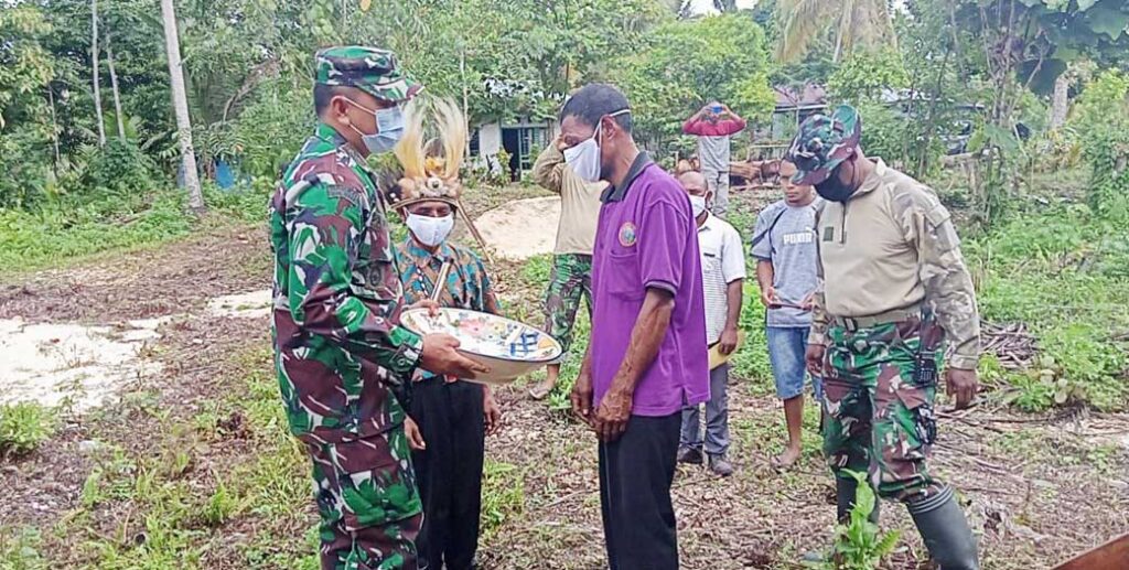 TMMD 111 Biak : Ritual Adat Iringi Pemasangan Atap Rumah Mananwir