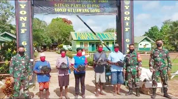 Peduli Rakyat, Satgas TNI Bagikan 100 Paket Pakaian