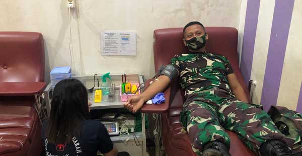 Satgas TNI Donor Darah Ibu Sakit Kp Sota