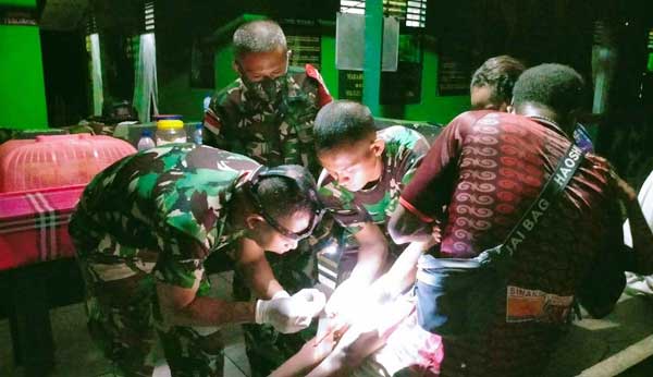 Satgas TNI Obati Luka bocah