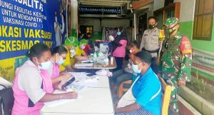 TNI – Polri Monitoring Vaksinasi Covid-19 di Puskesmas Kemtuk Gresi