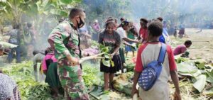 Aparat TNI di Timika Ikut Sukseskan Acara Adat Bakar Batu