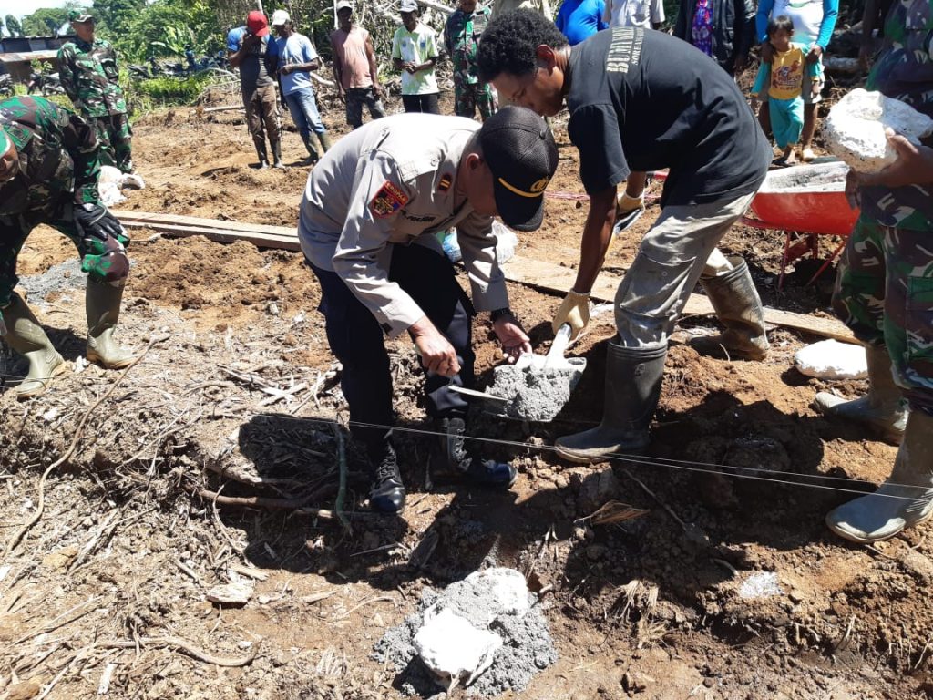 Kapolsek Pantai Timur Ikut Peletakan Batu Pertama Pembangunan Masjid Ar-Rahim Kampung Dorba