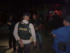 Patroli Polsek Sarmi Bubarkan Pesta Sekelompok Pemuda di Kelurahan Mararena