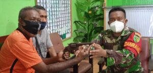 Warga Biak Serahkan 1 Pucuk Senpi Revolver ke TNI