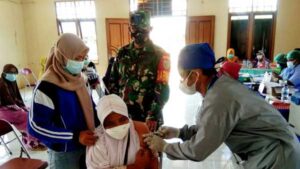 Aparat TNI di Merauke Dampingi Serbuan Vaksinasi Bagi Lansia