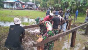 Peduli Keamanan, Aparat TNI – Warga di Timika Dirikan Pos Ronda