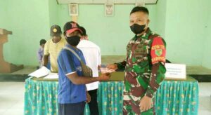 Cipta Rasa Aman, Aparat TNI di Keerom Dampingi Pembagian BLT