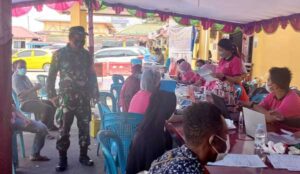 Percepat Program, Aparat TNI di Mimika Terus Dukung Serbuan Vaksinasi