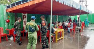 Aparat TNI Bantu Periksa Kesehatan Penumpang KM Dobonsolo di Pelabuhan Serui