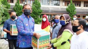 Peserta BPJS TK Malteng Terima Bantuan Masker dan Sembako