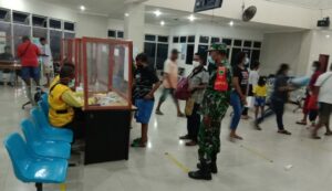 PPKM Dimulai, Anggota Kodim 1801/Manokwari Ikut Awasi Pintu Pelabuhan dan Bandara