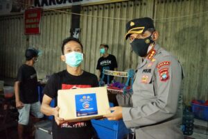 Polda Papua Barat Salurkan Bansos Antisipasi Perekonomian PPKM Darurat