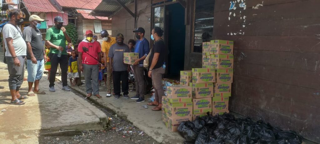 Peduli Kemanusiaan Mosbar, Legislator Ini Serahkan Bantuan Bama