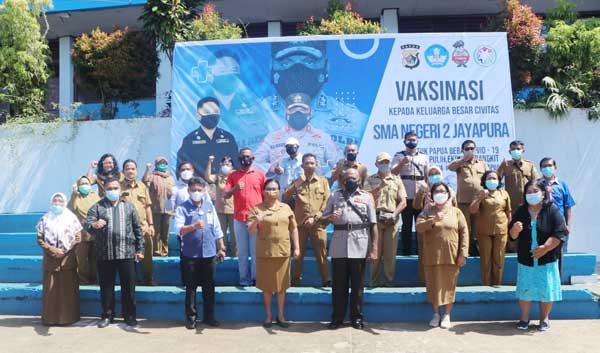 Kapolda Papua Tinjau Pelaksanaan Vaksinasi di SMAN 2 Jayapura