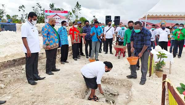 Ketua DPRD Biak Hadiri Peletakan Batu Penjuru Kantor Klasis GKI Biak Selatan Tengah 5 Ketua DPRD Biak MR Batu Pertama