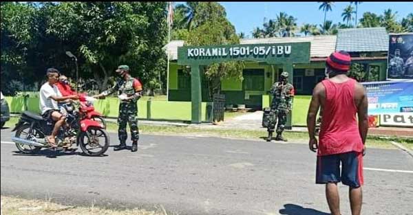 Babinsa Ramil 1501-05/Ibu Aktif Pendisiplinan Prokes Covid 19, Terapkan 5M