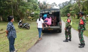 Sukseskan Serbuan Vaksinasi Covid-19, Aparat TNI di Biak Jemput Warga