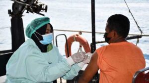 Salut, Lantamal IX Kerahkan Kapal Patroli Dukung Vaksinasi ABK di Tengah Laut