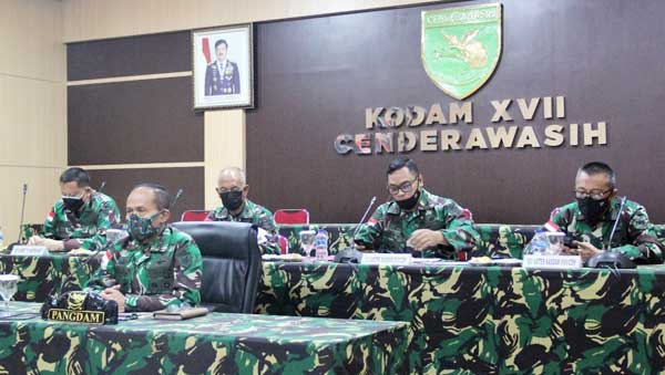 Pangdam Cenderawasih Ikuti Vicon Panglima TNI Bahas Serbuan Vaksinasi Covid-19 dan PPKM