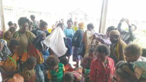 Wujud Peduli, Satgas TNI di Obano Bagikan Pakaian Kepada Warga Binaan