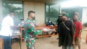 Cegah Penyebaran Covid-19, Satgas TNI Bagi-bagi Masker di Batas RI – PNG