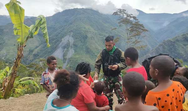 Satgas TNI Bermain Tolikara