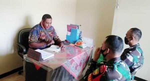 Wujudkan Kebersamaan, Satgas TNI – Aparat Distrik Edera Bersilaturahmi