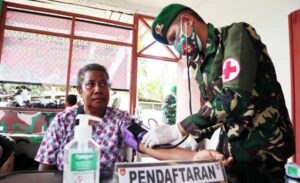 Peduli Kesehatan, Satgas TNI di Keerom Gelar Pengobatan Massal