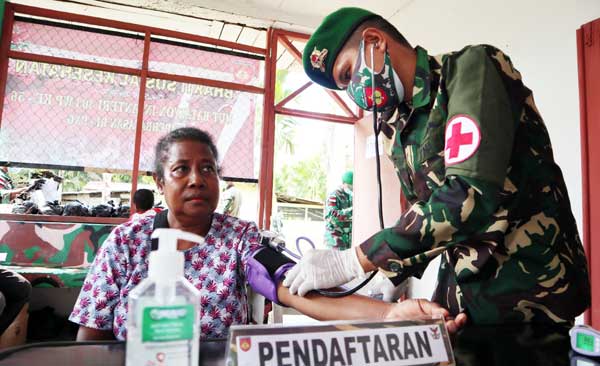 Peduli Kesehatan, Satgas TNI di Keerom Gelar Pengobatan Massal
