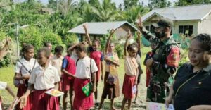 Peringati HAN, Satgas TNI Bagi-bagi Kado di Batas RI – PNG
