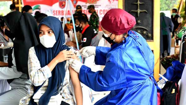 Serbuan Vaksinasi Lap Merdeka Ambon