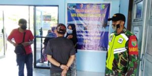 Percepat Program Pemerintah, Aparat TNI di Biak Dampingi Warga Divaksin