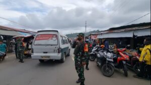 Gelar Gakplin Prokes, Petugas Gabungan Sampaikan Himbauan dan Bagikan Masker