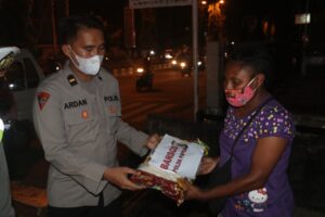 Polda Papua Distribusi Bansos kepada Masyarakat Terdampak Covid-19