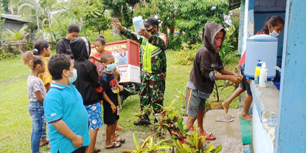 Bangkitkan Gemar Baca, Aparat TNI di Biak Aktifkan Perpustakaan Keliling