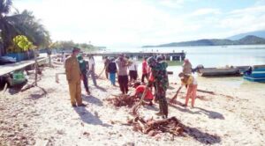 Babinsa – Warga Pastabulu Gotong-royong Bersihkan Pantai