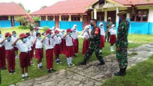 Peduli Generasi Muda, Babinsa Galela Tanamkan Disiplin Prokes Bagi Siswa SD