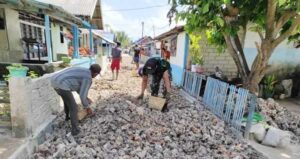 Babinsa – Warga Kelaan Gotong Royong Kerjakan Pengerasan Jalan Desa