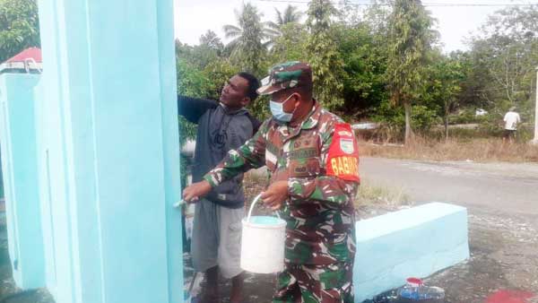 Babinsa Nabire Cat Gapura Perindah Kampung