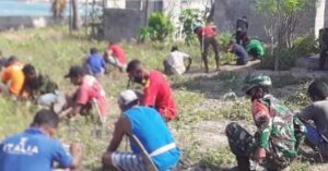 Babinsa Tiakur – Masyarakat Desa Wakarleli Karbak Bersama