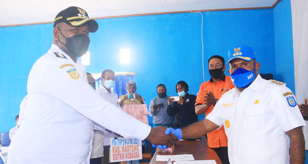 Buapti RHP Salurkan Bantuan 5 Distrik