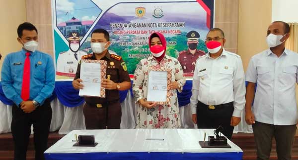 Bupati Safitiri Kejari Buru Teken MoU