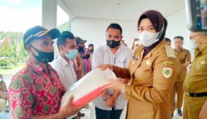 412 KK di Bursel Terima Bantuan Cadangan Beras Pemerintah