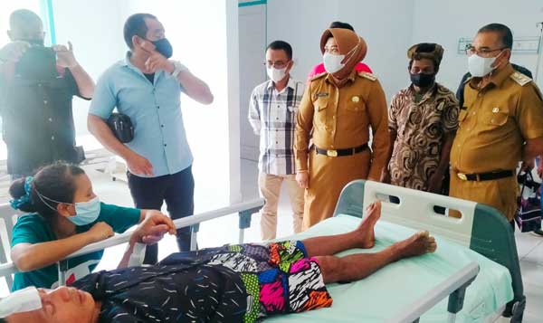 Bupati Wabu Bursel Kunjugi Korban Kekerasan