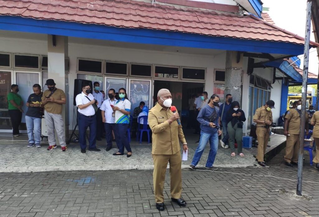 Pantau Vaksinasi Massal, Gubernur Mandacan Apresiasi PT Pelindo
