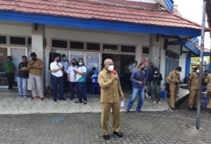 Pantau Vaksinasi Massal, Gubernur Mandacan Apresiasi PT Pelindo