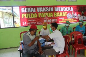 Gerai Vaksin Merdeka Polda Papua Barat Dipadati Warga Kampung Desay