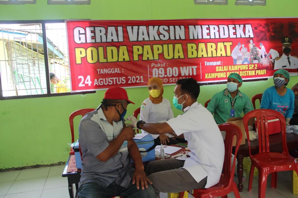 Gerai Vaksin Merdeka Polda Papua Barat Dipadati Warga Kampung Desay 4 IMG 20210824 WA0006
